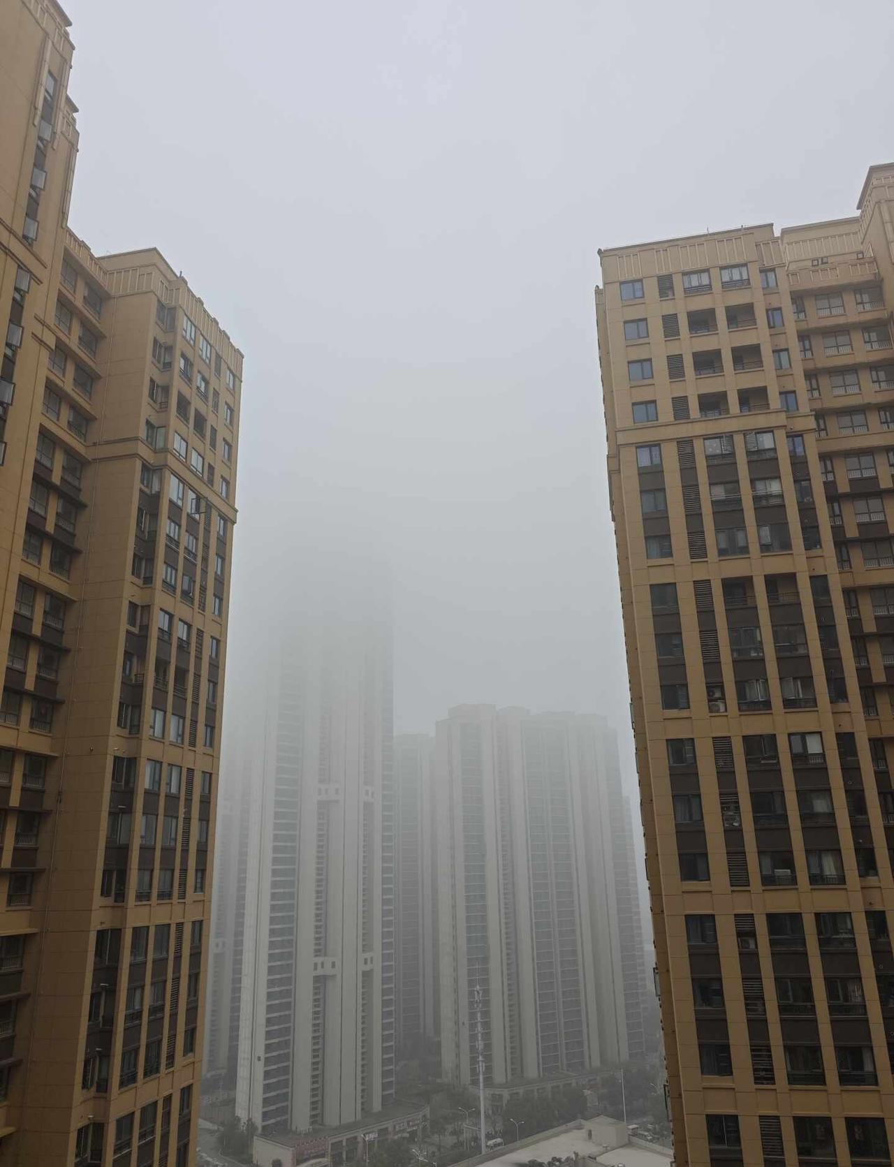 老天爷，空气爆表
早上一起床，外面雾茫茫，空气爆表了[汗]
武汉