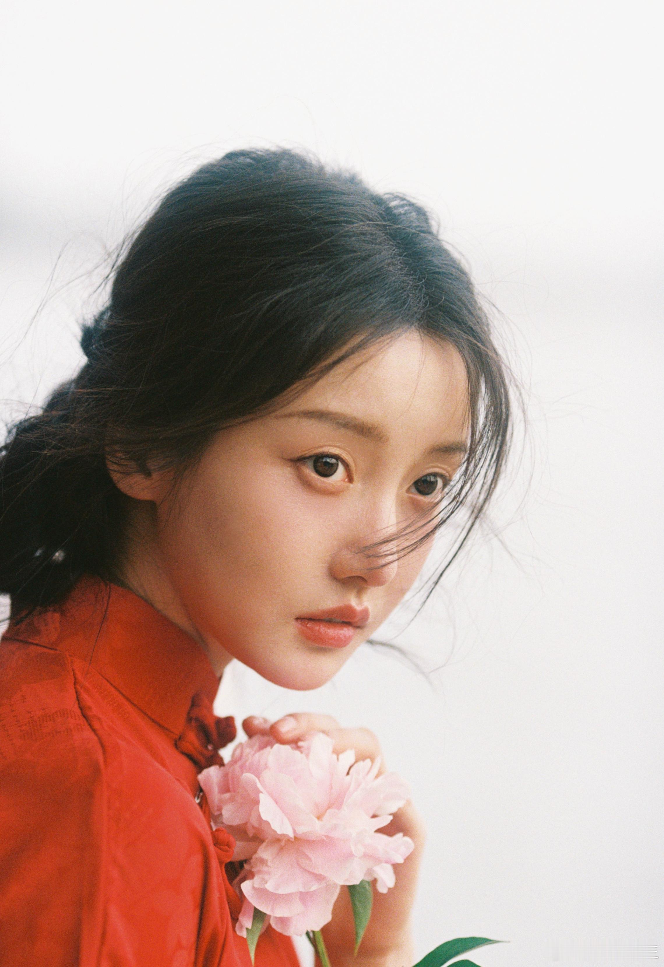 真的很难不爱姜贞羽这种气质挂美女，温柔又干净，看着特别舒服，越品越有味道，完全是