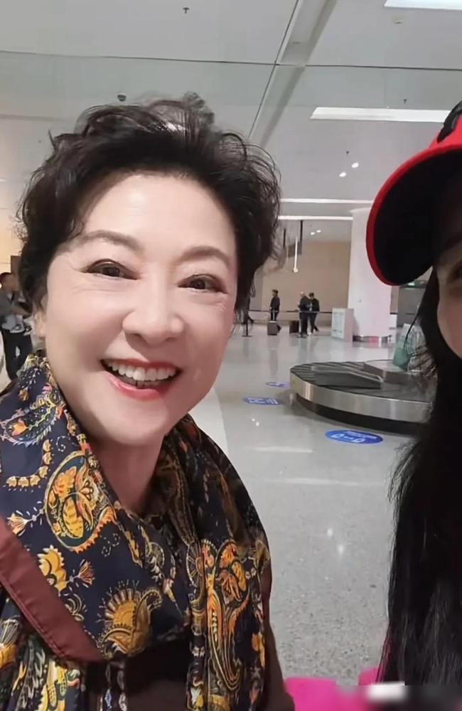 要不是南京这场大合影，谁能想到《狂飙》里的杨健，瞒了我们20年，他妈竟是王馥荔！