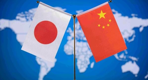 想谈，日本主动喊话中国。当地时间6月29日，日本终于受不了了。

内阁官房长官木