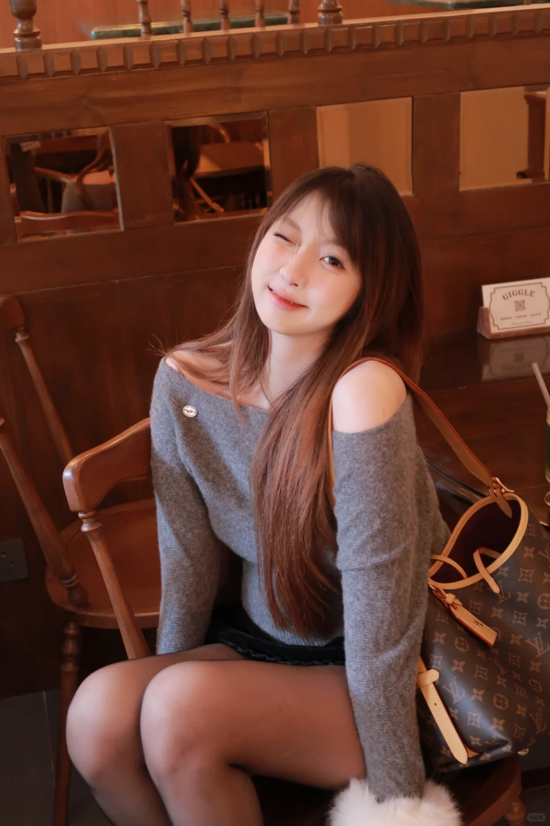 也算是穿上了黑丝天花板🖤