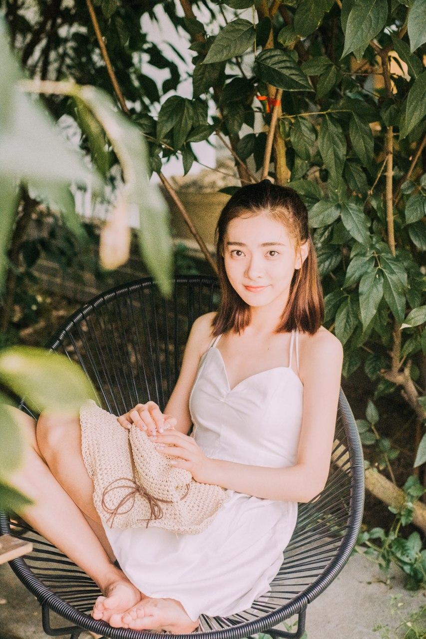 夏日午后少女悠然自得轻抚时光美少女 分享美少女美照 自然清新美少女 温柔美少女