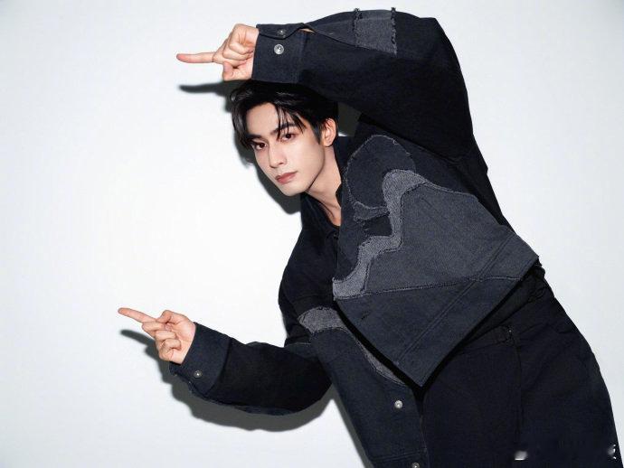 宋威龙扛住了格莱美运镜 在动态镜头下状态超稳！利落的远推近拉和慢镜头特写，让他的