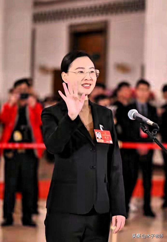 代表通道上，代表们娓娓道来的是真实的民生故事，没有虚假，没有韵色。我听的最多的是