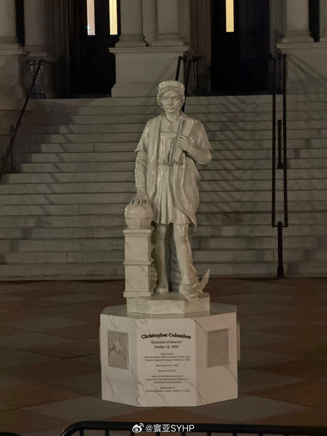 美国白宫竖立哥伦布雕像美国白宫行政办公楼前竖起了一座新的克里斯托弗·哥伦布雕像。