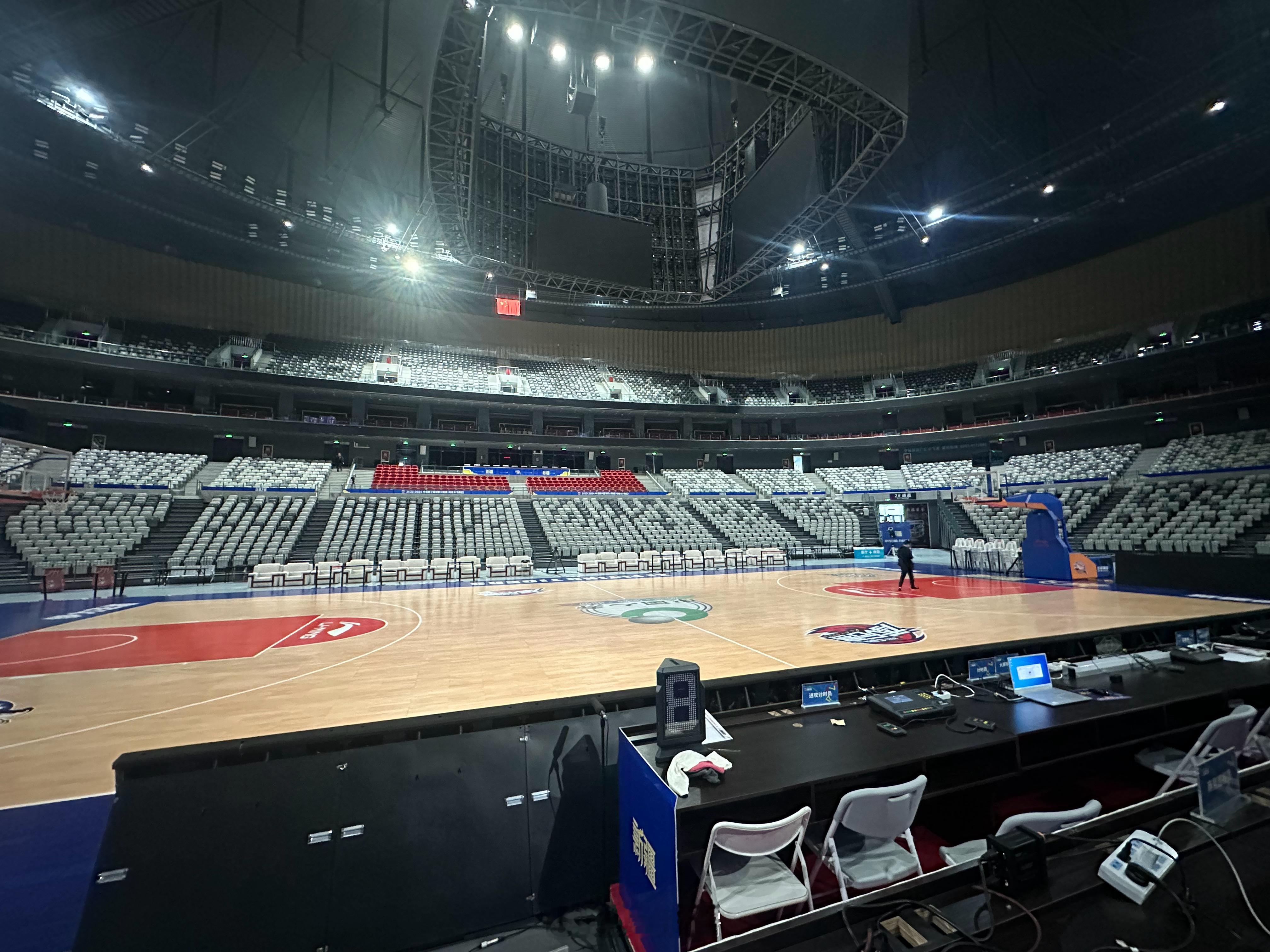 提前上钟场地里搬会小砖🧱#cba炫时刻##新疆男篮##小卢篮球世界#  ​​​