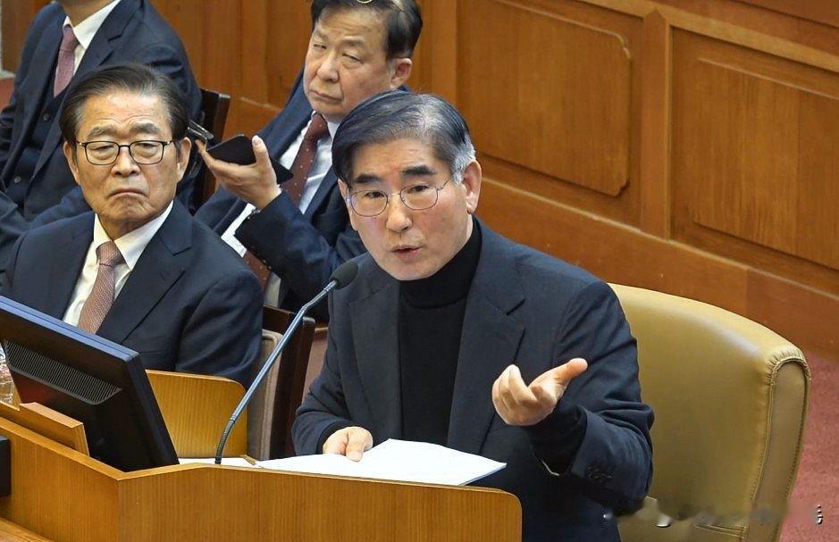 据韩国法律界5月19日消息，韩国前国防部部长金龙显方面已于前一日，向宪法法院申请