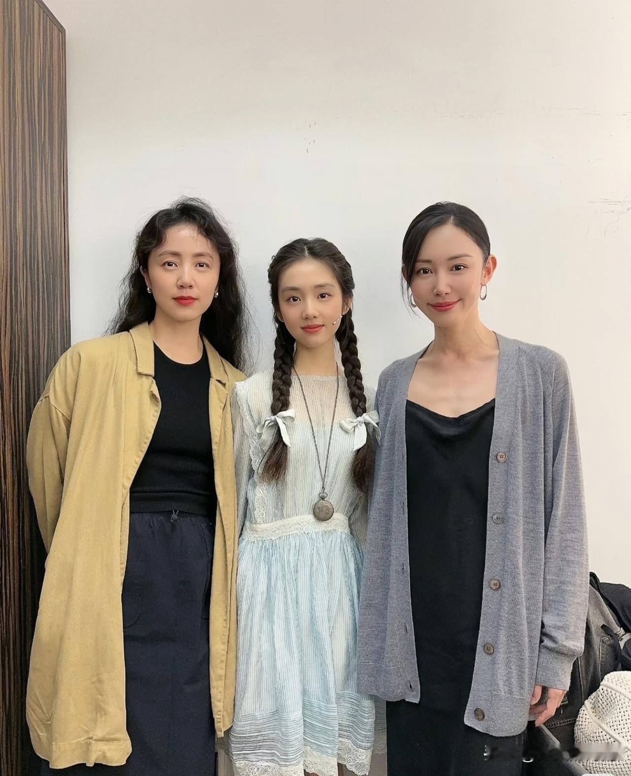 黄磊的女儿黄多多梳着两个大辫子，显得格外温婉动人，妥妥的大家闺秀一枚。这么好的苗