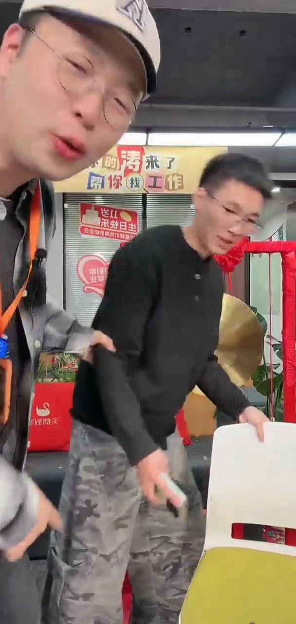 00后连夜奔赴杜海涛面试现场深圳汉语言大四小哥穿拖鞋连夜奔现，跑楼梯上楼超真实。