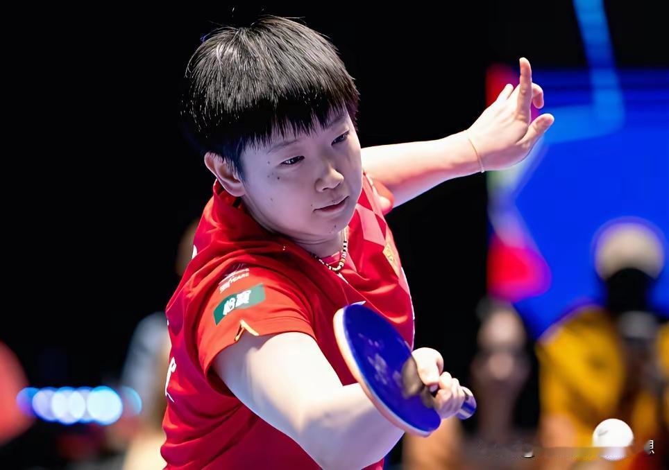 孙颖莎给王曼昱当“现场指导”！伦敦世乒赛女团决赛，王曼昱在决胜盘战早田希娜，暂停
