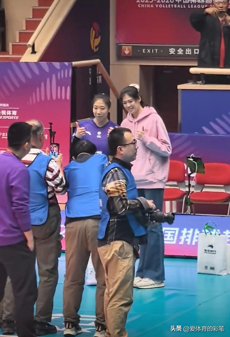 李盈莹与天津女排的互动来了，看到熟悉的老面孔，她激动地去拥抱、击掌、问候，尽情表