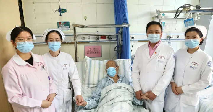 小柴胡汤|86岁老人骨折卧床一月后便血，医生：股骨颈骨折被称为人生最后一次骨折，不及时