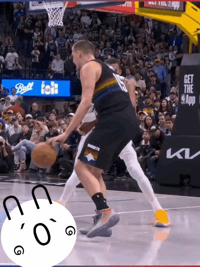 约基奇VS文班亚马。
约老师单打文班亚马，这么高的高度，约老师还是得用点技巧的。