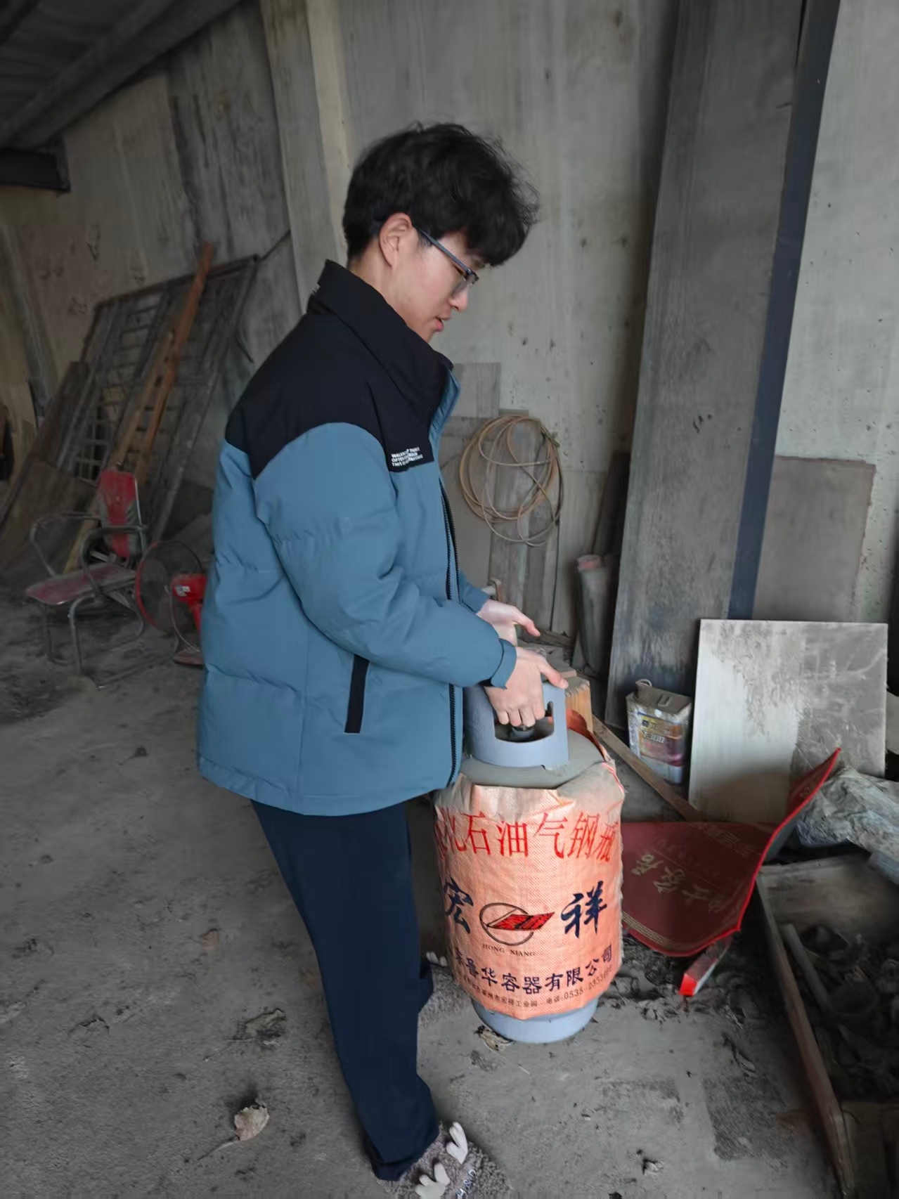 秦岭笑谈 【返乡大学生深入乡村排查更换煤气罐 筑牢村民居家安全防线】1月31日，