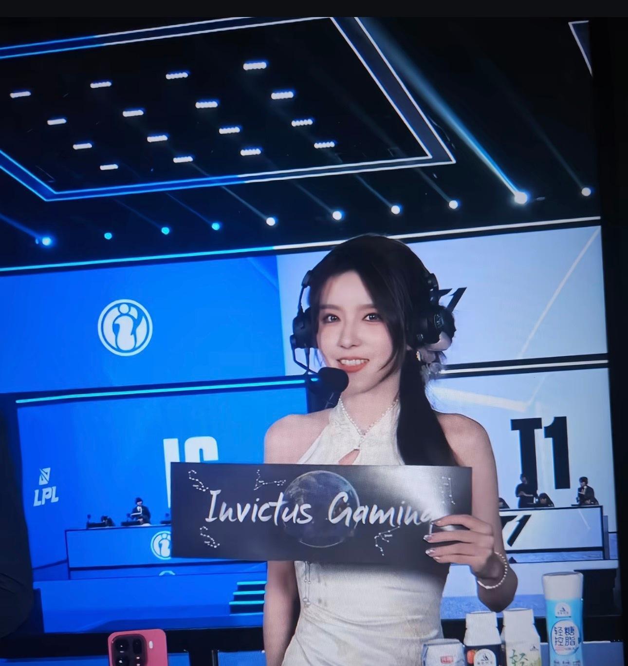 盘点LPL女主持&解说：名校学历，多人曾登福布斯精英榜余霜：毕业于中国传媒大学（