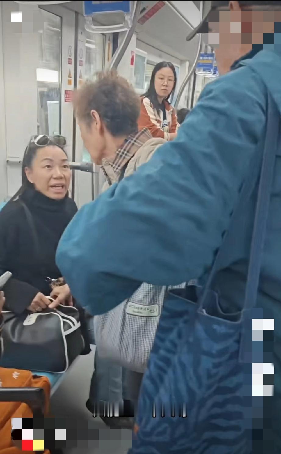 11月15日，上海地铁上。女子和一对老夫妇因为座位发生争吵！
墨镜大姐把包放座位