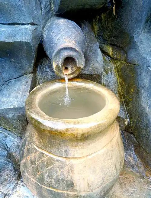 清朝皇宫日常饮用水，全程靠玉泉山运水，和其他朝代就地取水的制度完全不同
 
皇宫