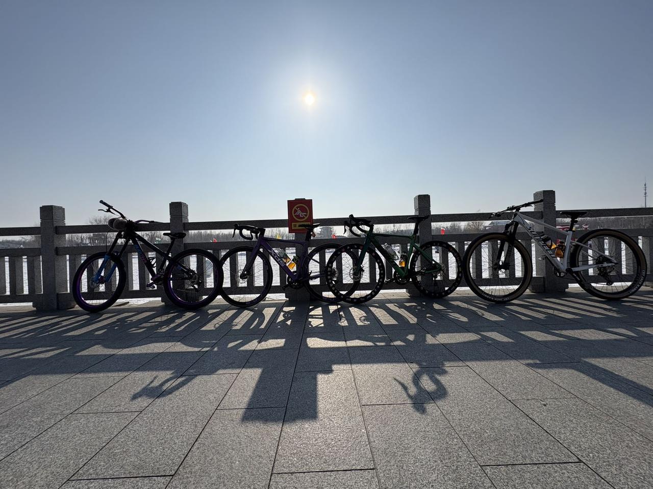 该观点有一定合理性，强调共情的重要性，但过度解读可能阻碍善意传递，需平衡理解与客