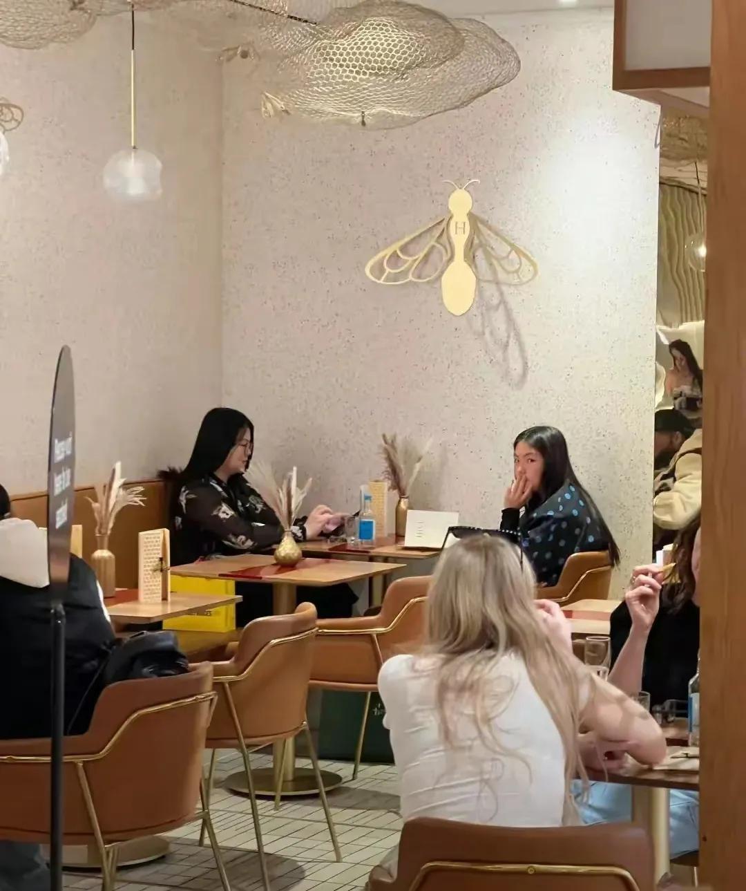 李湘王诗龄
国外就餐被偶遇
发现没？感觉胖了不少
不管李湘还是王诗龄都胖乎乎的