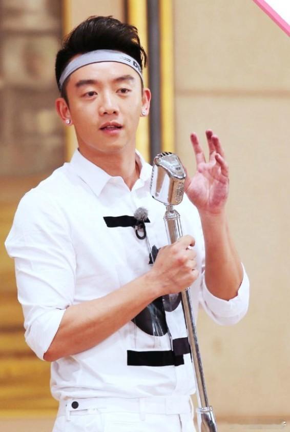 郑恺边录跑男边带娃郑恺在我们印象中依然是那个意气风发的小猎豹，化身为超级奶爸的样