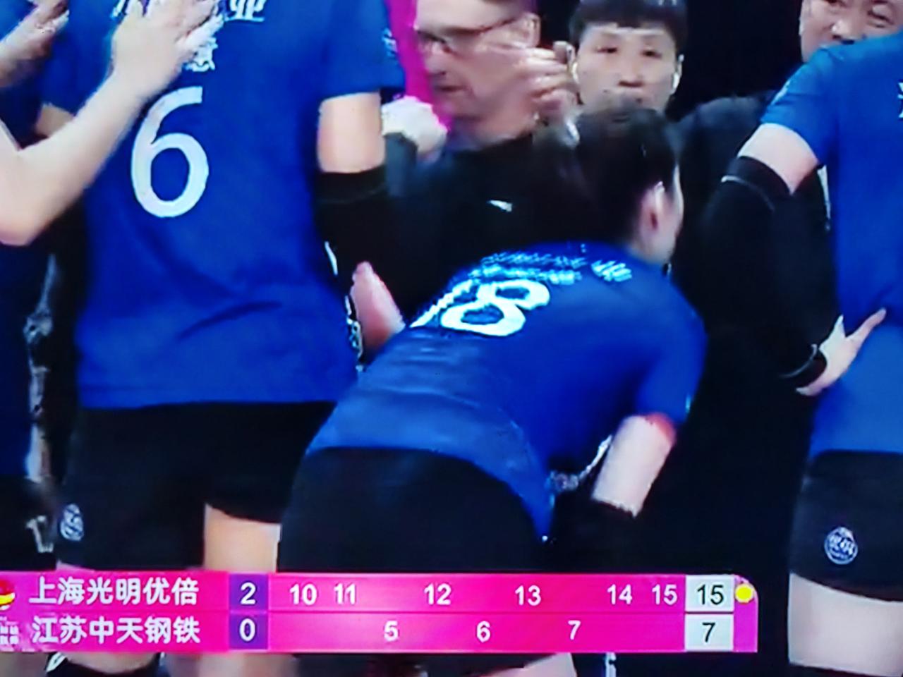 女排排超联赛决赛第三场，前两局上海女排25：23，25：19胜利，比赛进入第三局