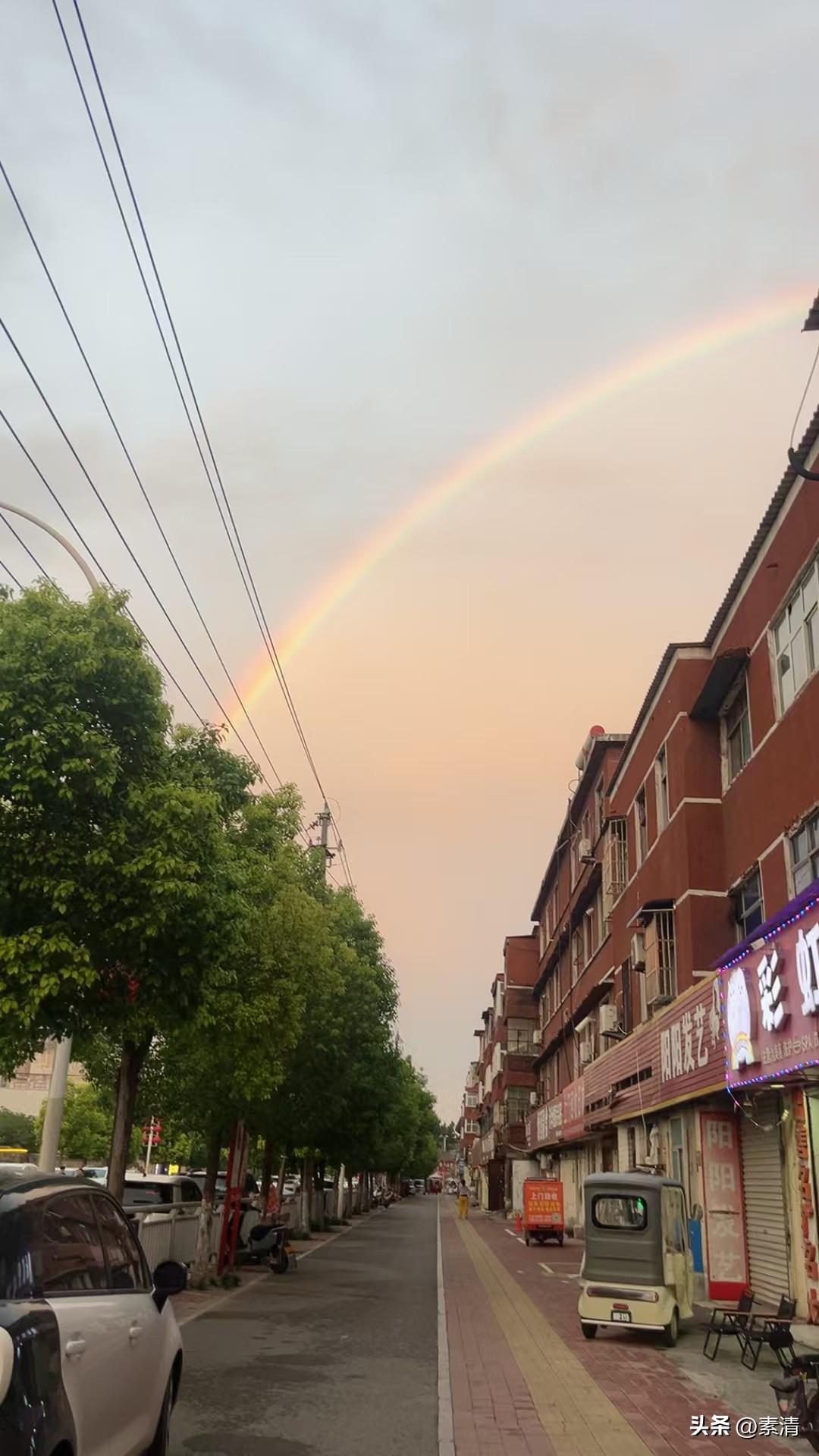 夏天的雨，总是来去匆匆，前一刻还是乌云密布，一场急雨过后，就送给了我们一份不期而