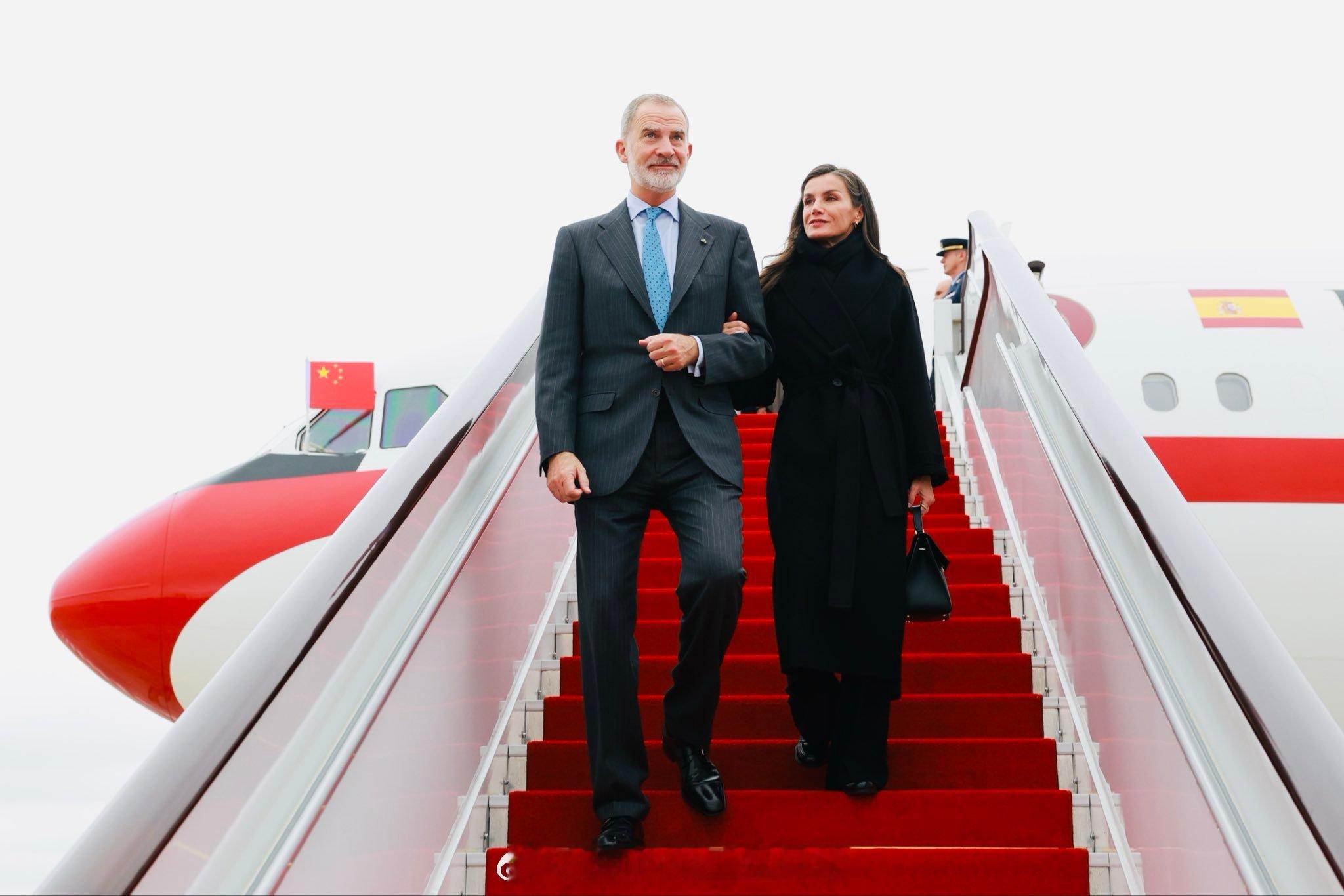 西班牙王室[超话] 落地成都，casa real出图，姚敬大使接机~ ​​​​