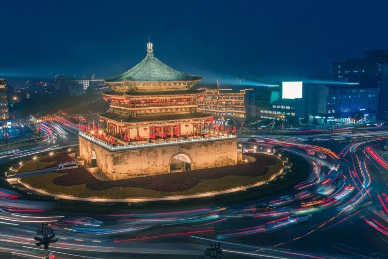 如果非要用一句话定义西安，那应该是：一座从文物堆里“长”出来的、正在加速奔跑的现