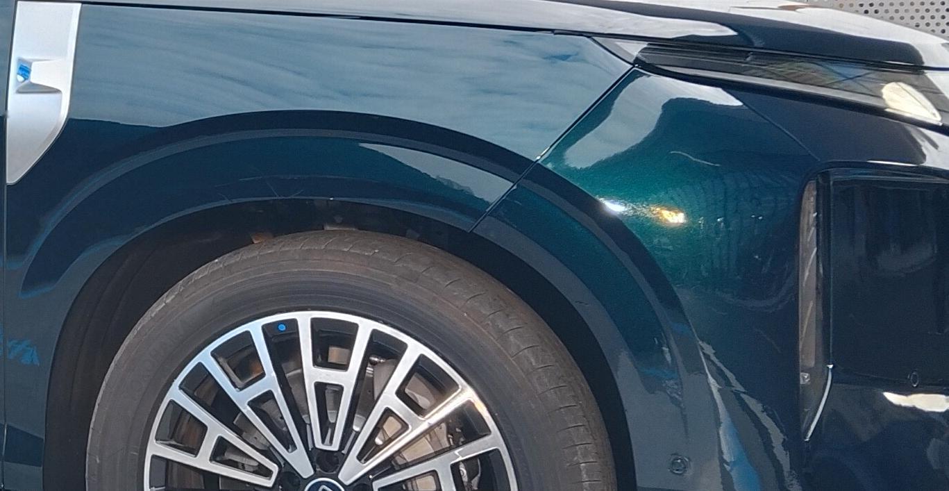 比亚迪新款唐看来差不多要上了，有点期待啊，整体造型非常霸气，而且采用了全新的龙颜