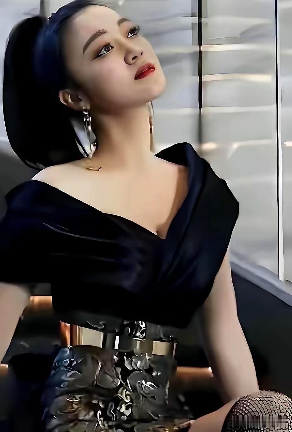 王小玮离婚后，不知有多少人想娶她为妻。
她穿着龙纹礼服站上戛纳红毯，前夫王小海却