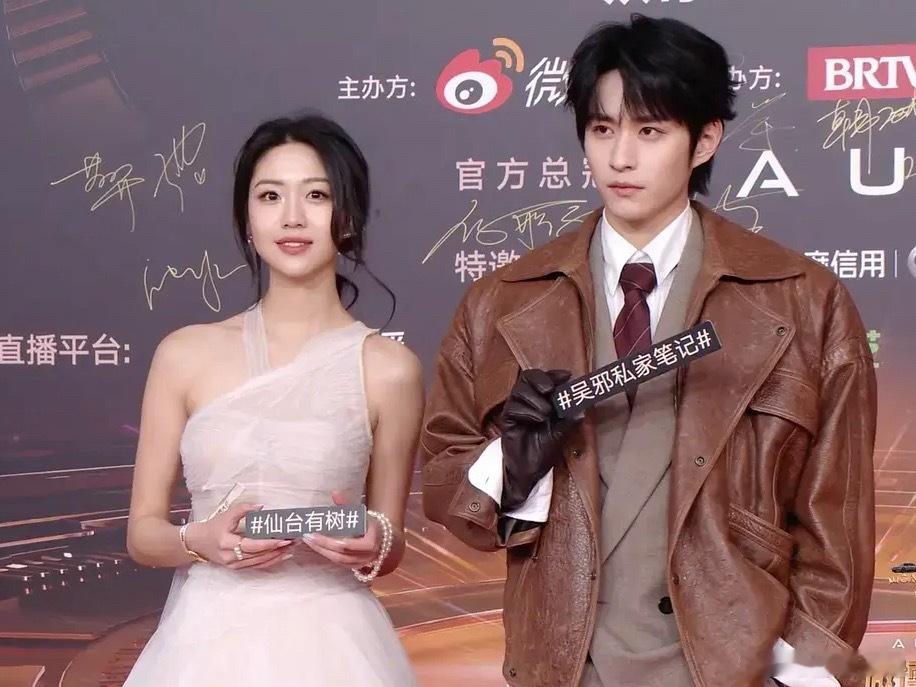 两组都还挺养眼的 ​​​