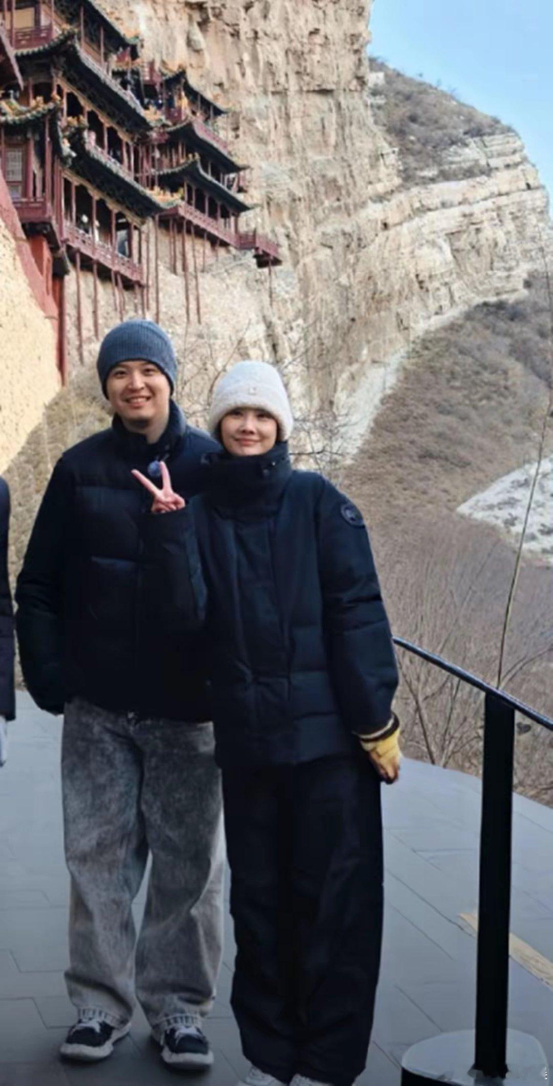 网友山西偶遇李纯马頔，李纯还俏皮比耶，一点明星包袱都没有，马頔那表情，就差把“我