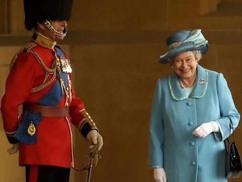 英女王是真爱菲利普亲王，眼神还真的骗不了人
就算到了90多岁，英女王对亲王的依恋