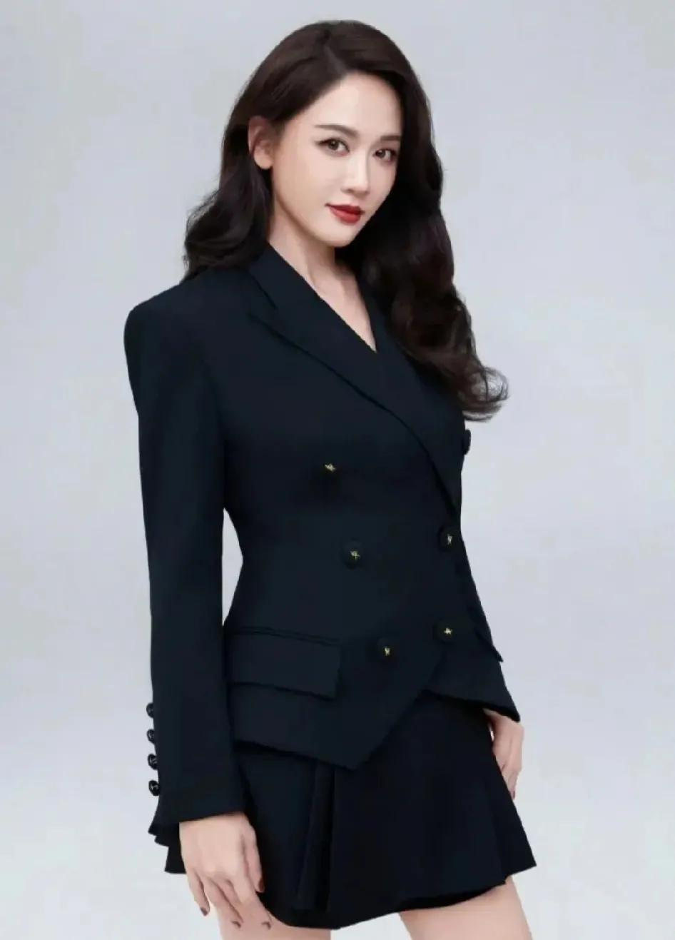陈乔恩结婚后
第一次看见她的职业装造型
好美呀，美到差点认不出
有网友说，这么美