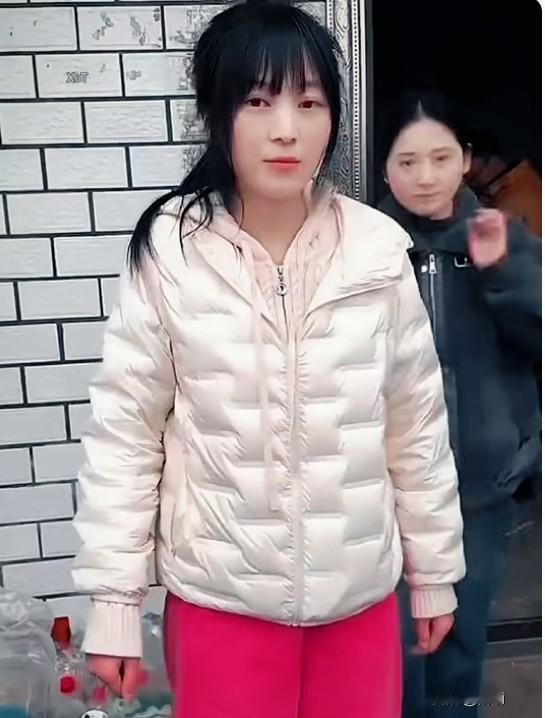 说实话，这事儿真挺讽刺的。

几百万的文旅宣传预算，竟然输给了农村妹子的一嗓子“