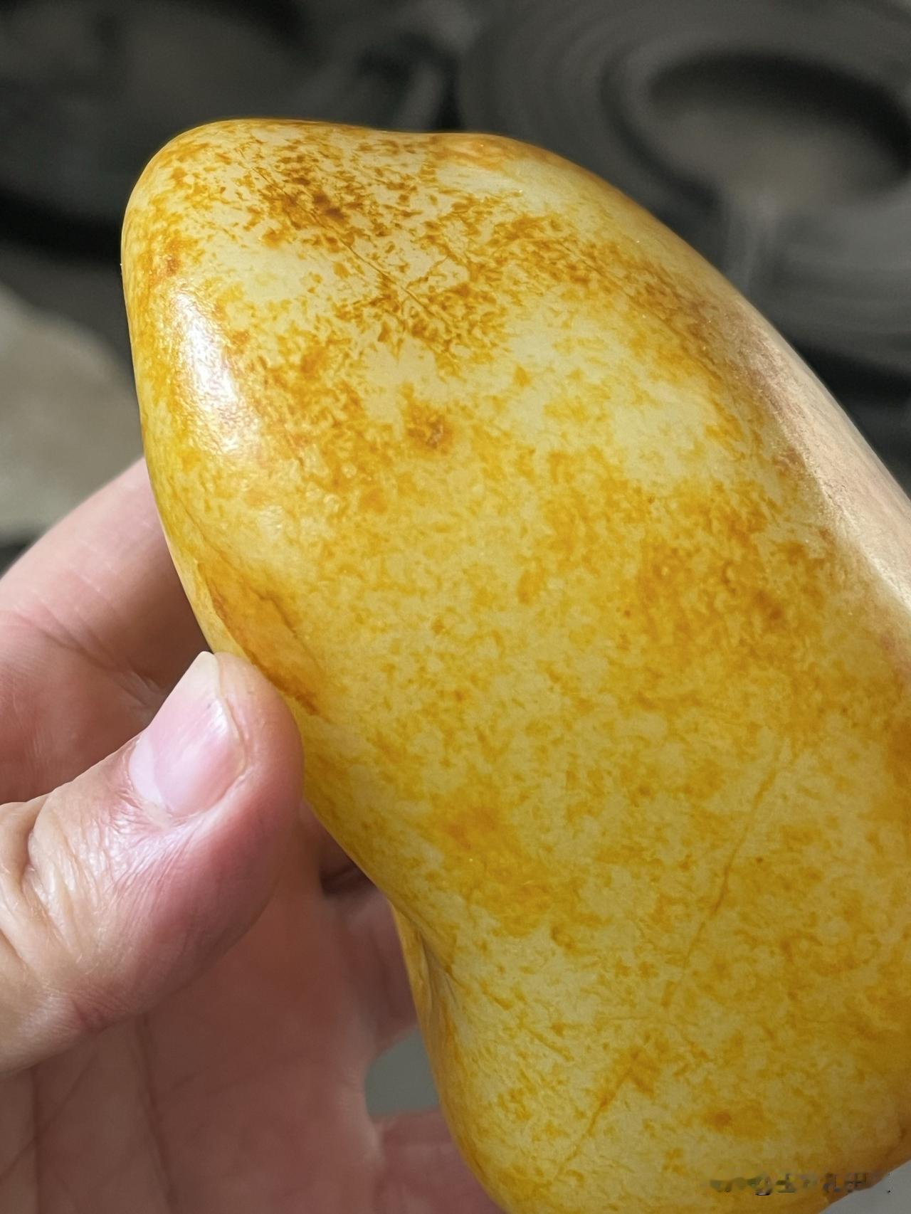 沙金皮籽料原石。料子暖白色细度非常好