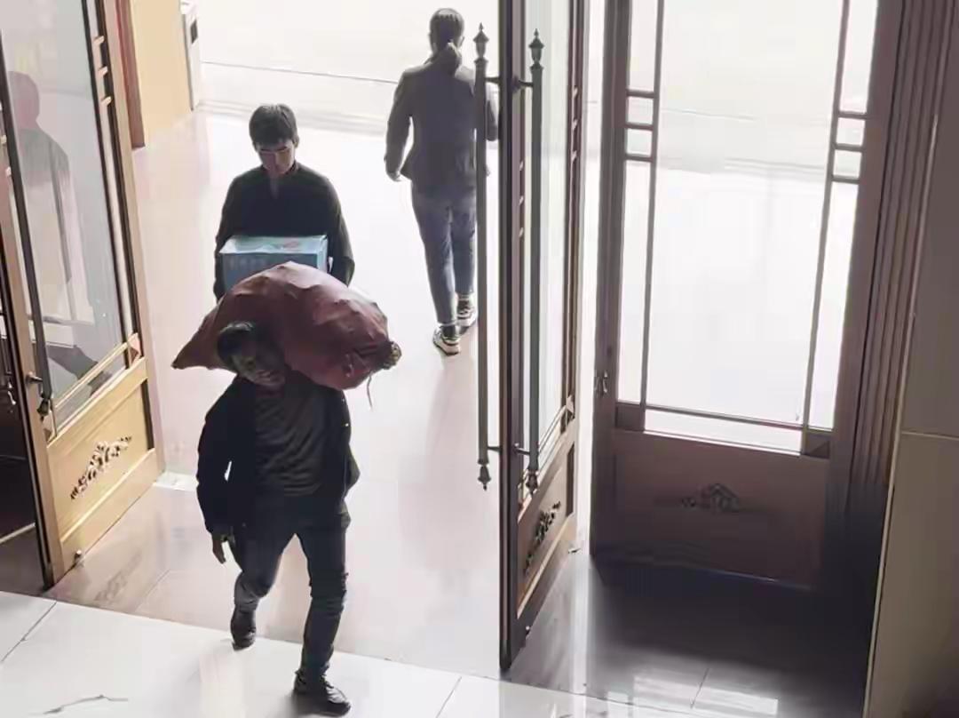 农民连续13年致谢这是双向奔赴的温暖！农贸市场员工的善意帮扶，农民十三年的感恩回