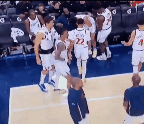 西部前八！快船五连胜
 
五连胜把快船直接送进前八，球迷群里刷屏的不再是交易谁，