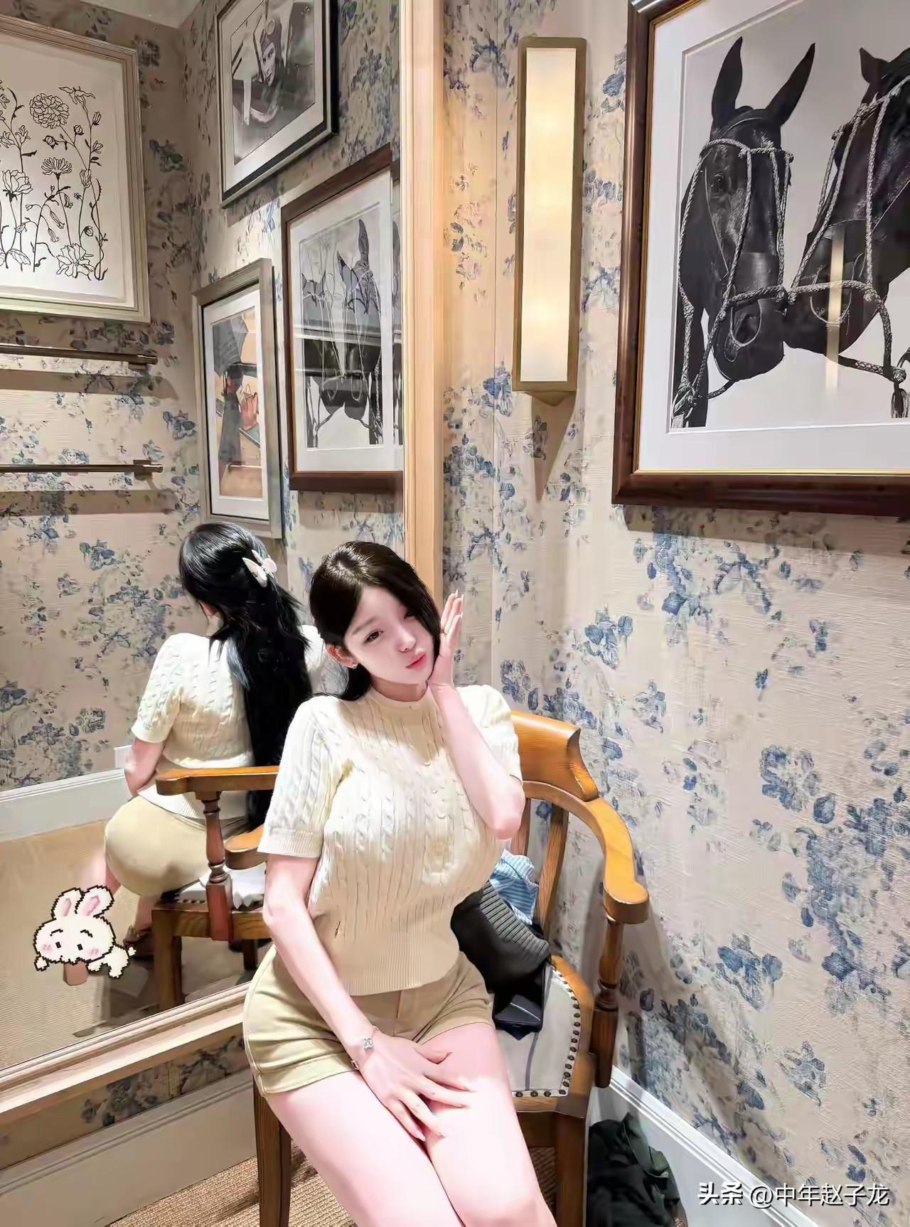 老公我穿哪件好看呢？
 
碎花壁纸裹着满室温柔的氛围感，落地镜把身影轻轻框住，坐