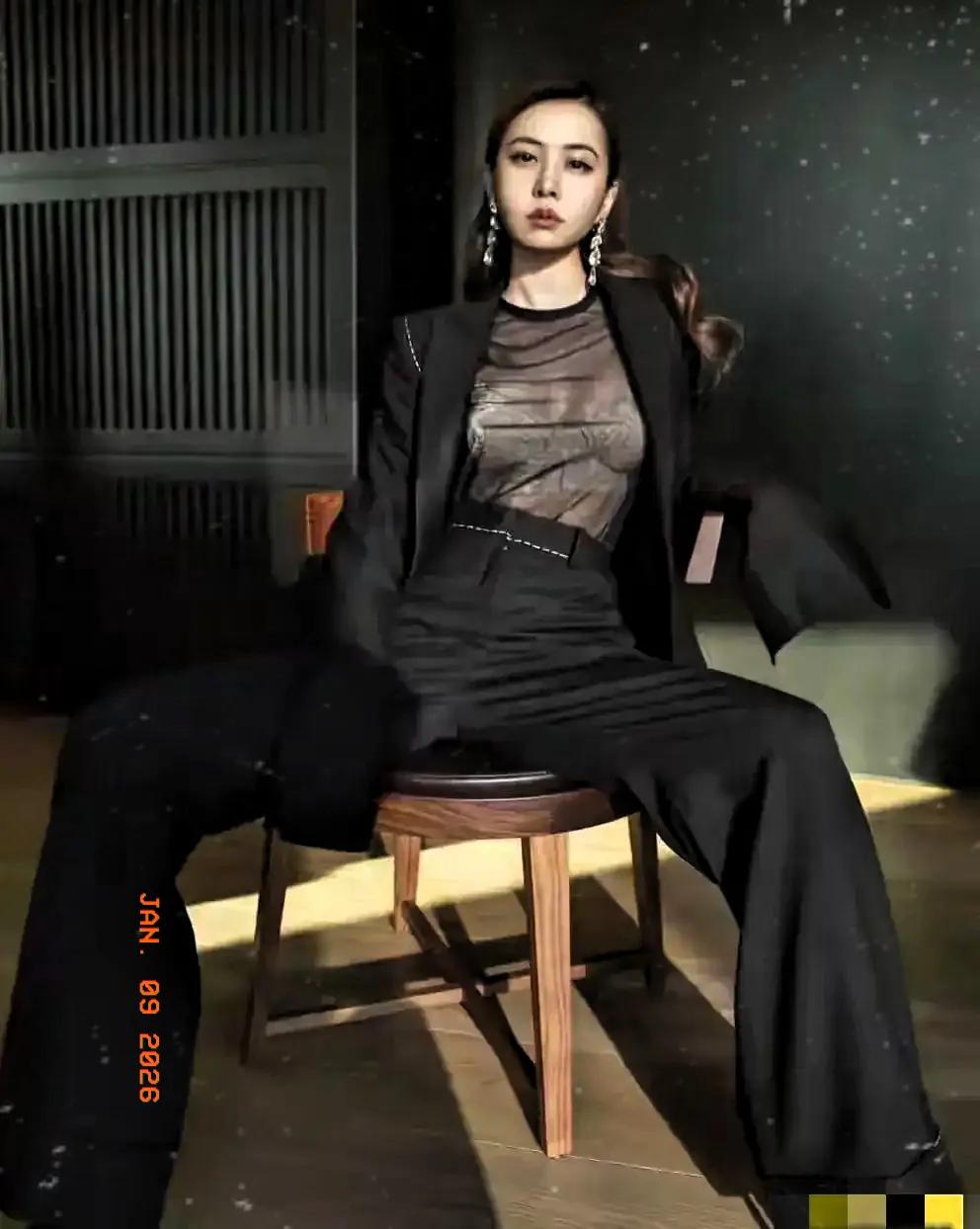 蔡依林这舞台状态也太绝了！一袭黑白菱格搭配黑色透视的造型，大胆又前卫，将曼妙的身