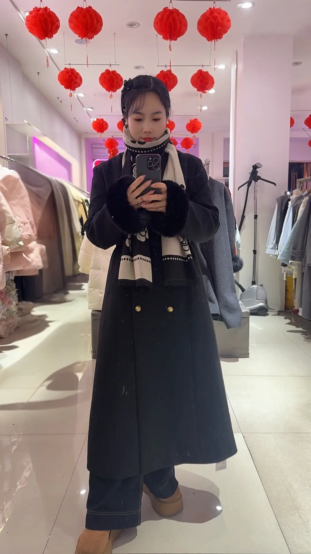 衣柜里一件黑色的衣服都没有，一直觉得我穿黑色不好看，犹豫过年要不要买一...