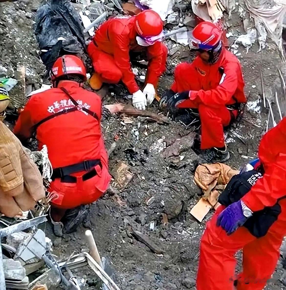 为了照顾爸妈，名校毕业的他放弃外地公考回老家当网格员，结果刚上岗俩月人就没了。