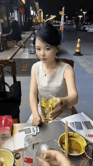 哪一位才是对小伙子有好感的人呢，谁能猜出来？