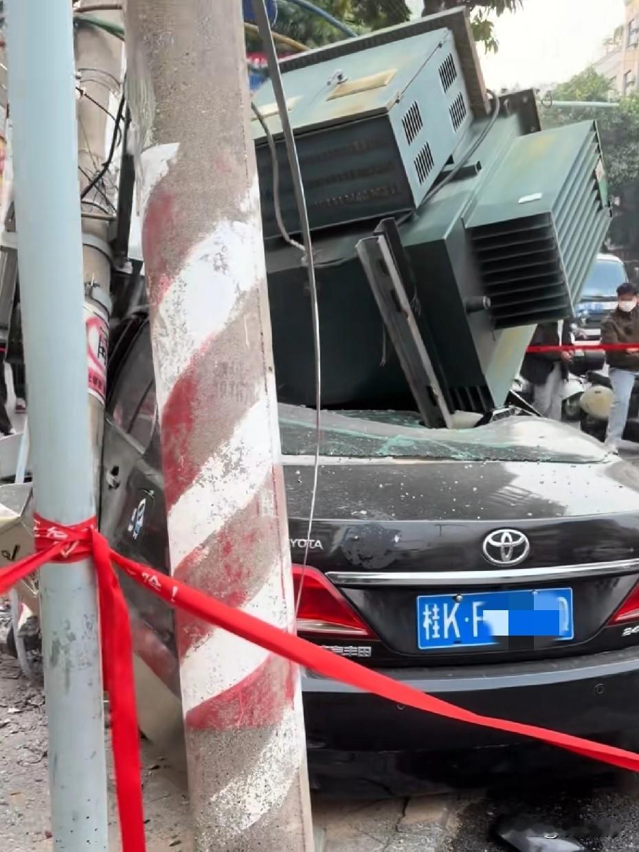 吓出冷汗！这的陪多少钱啊！大路上小车撞翻电线杆“爆头”，车主捡今早路过亲眼目睹这