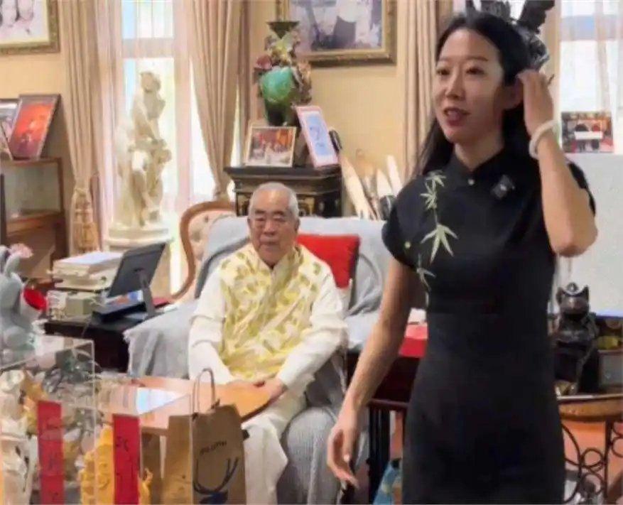 老夫少妻扁鹊难医？87岁的范曾已衰老，小50岁妻子徐萌却绚烂如花，不过这个结婚协