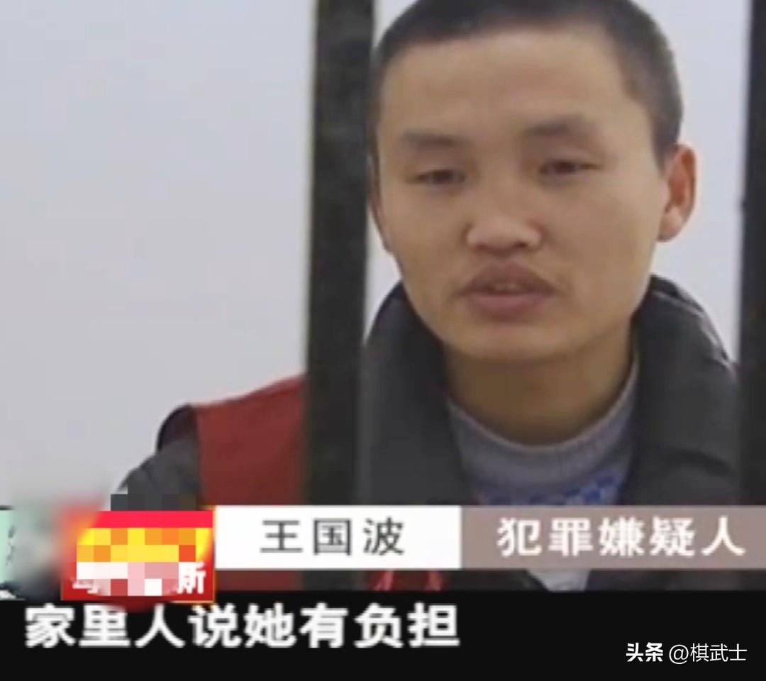 洗衣机放满水，他抱起女儿说：爸爸带你看看洗衣机。女儿点头，但父亲把她倒栽葱扔进洗