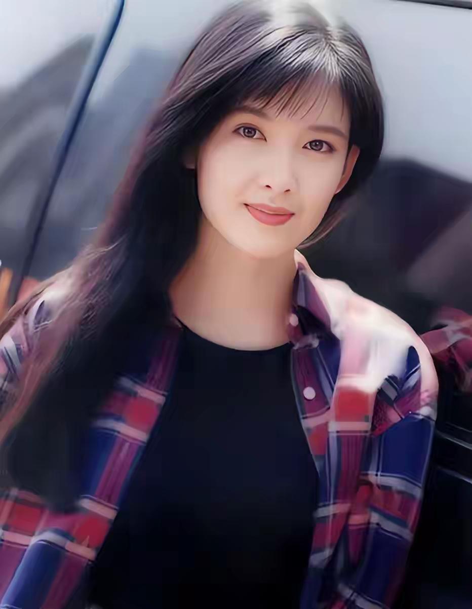 香港豪宅深锁34年情殇真相！玉女掌门周慧敏8次被绿背后惊人资产版图，10亿财富才