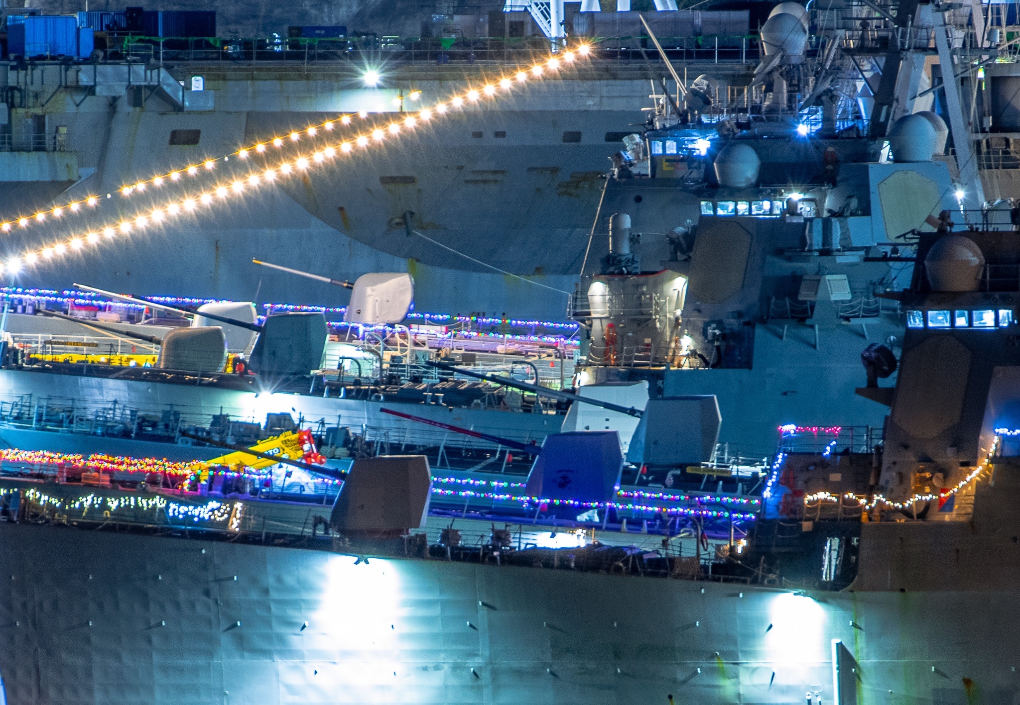 日本横须贺港八艘美军作战舰上的 Mk-45 舰炮同框 ​​​