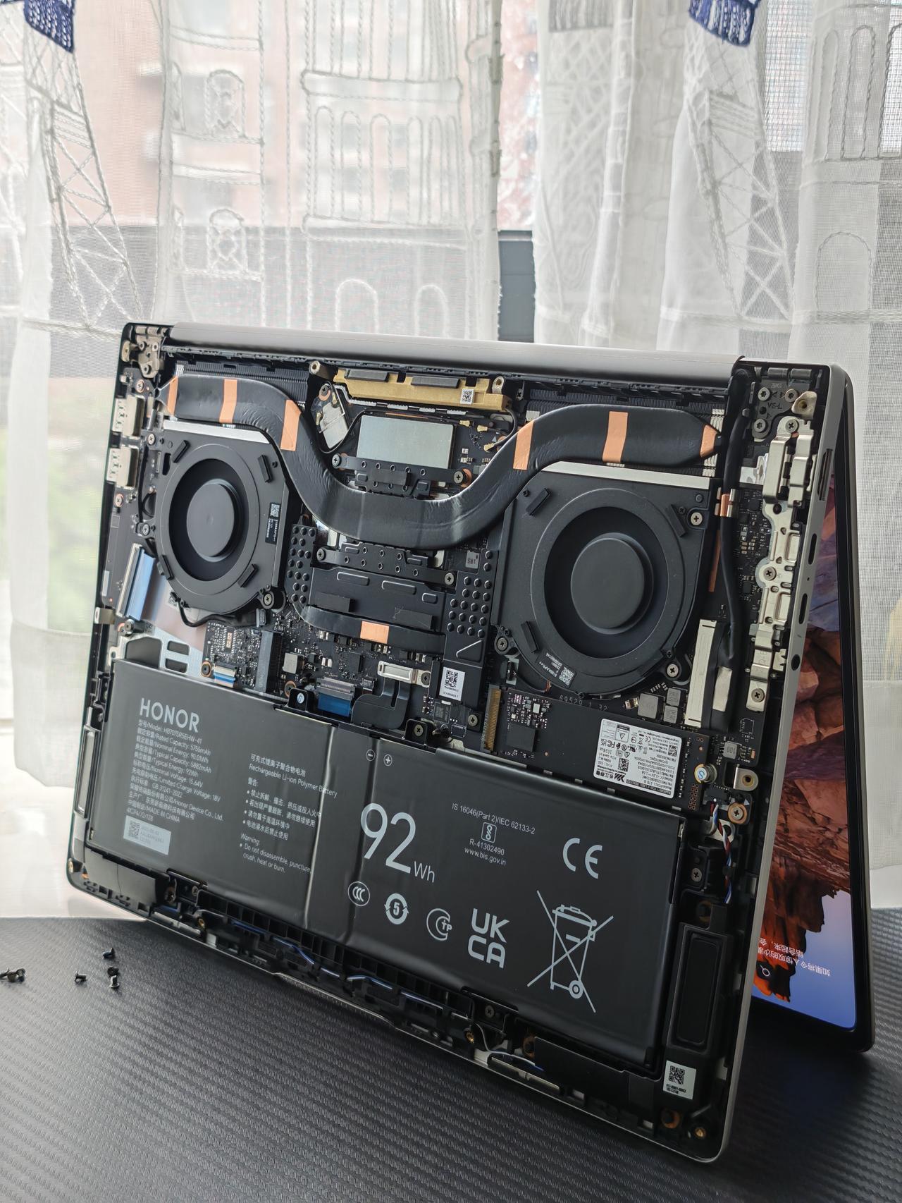 宝子们，终于有机会把荣耀MagicBook Pro 14拆机了！
看得出来这款电