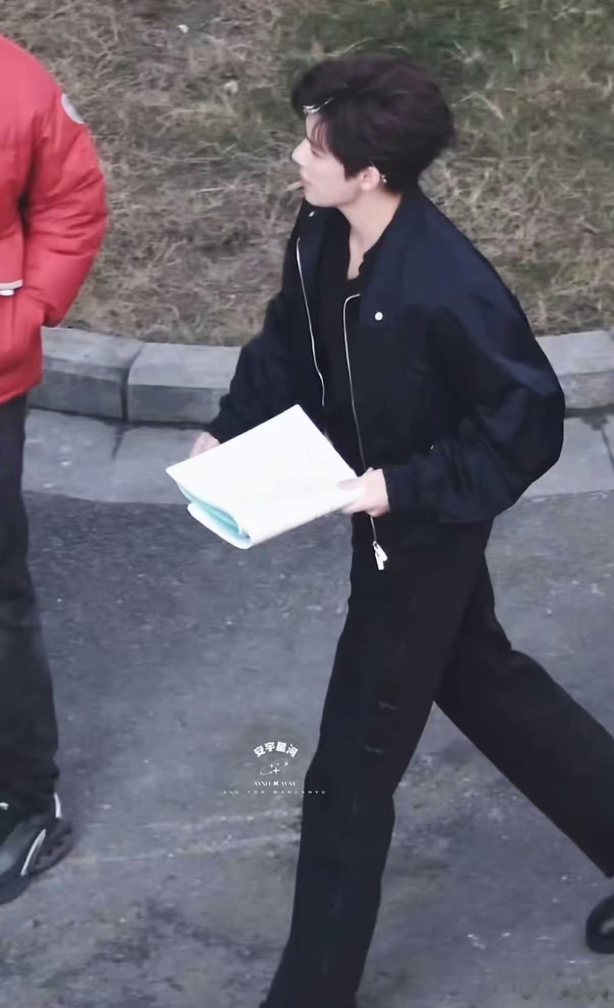 王安宇想把你和时间藏起来开拍王安宇想把你和时间藏起来造型被王安宇的黑夹克造型狠狠